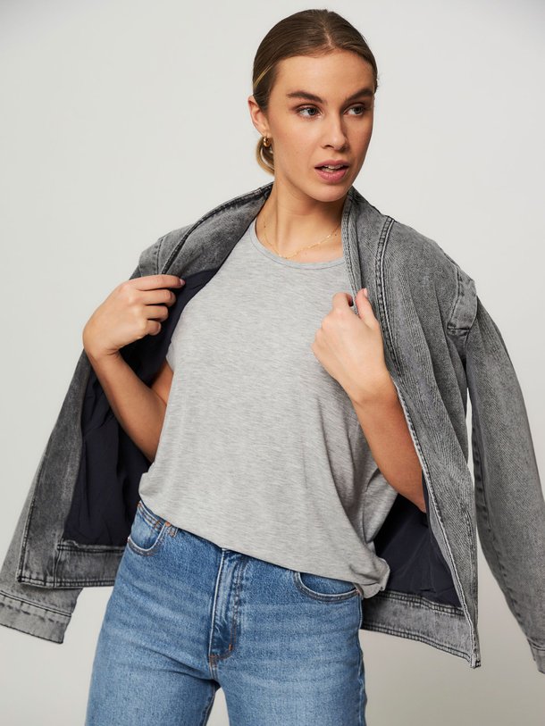 Ontdek de M002 Viscosemix gemêleerde slub top van Majestic Filatures in de kleur grijs bij Orangebag. Op werkdagen voor 21:45 besteld, morgen in huis.