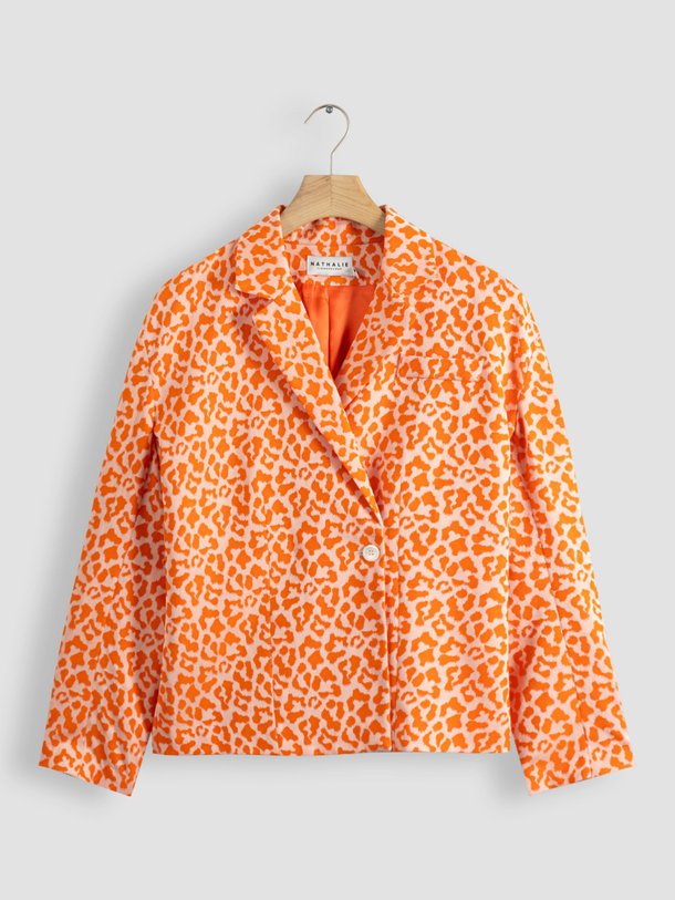 Ontdek de Diego katoenmix blazer met dessin van Nathalie Vleeschouwer in de kleur oranje bij Orangebag. Op werkdagen voor 21:45 besteld, morgen in huis.