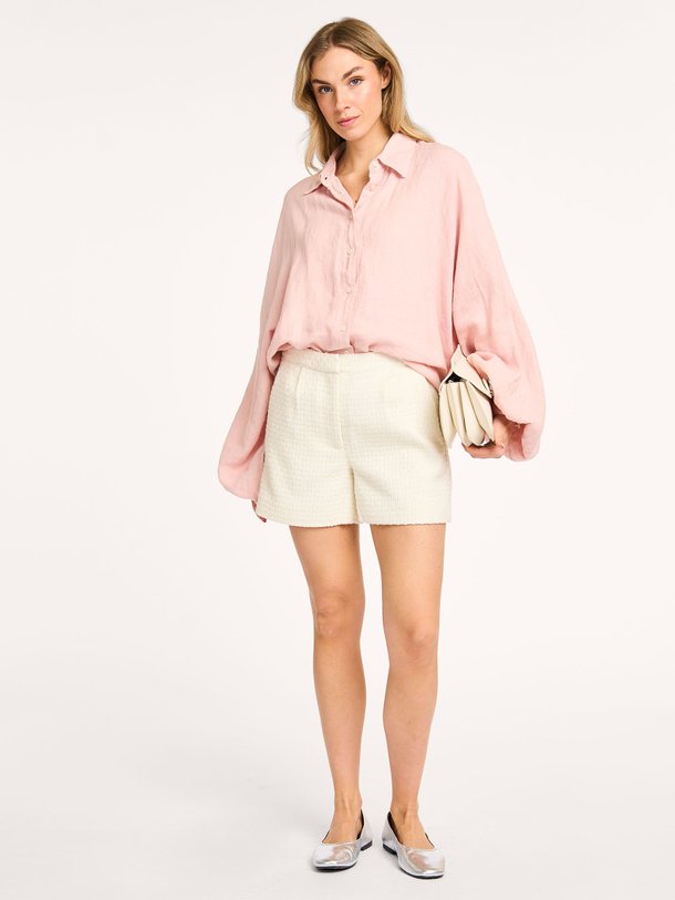 Ontdek de Midge wolmix bouclé short van Sofie Schnoor in de kleur off-white bij Orangebag. Op werkdagen voor 21:45 besteld, morgen in huis.