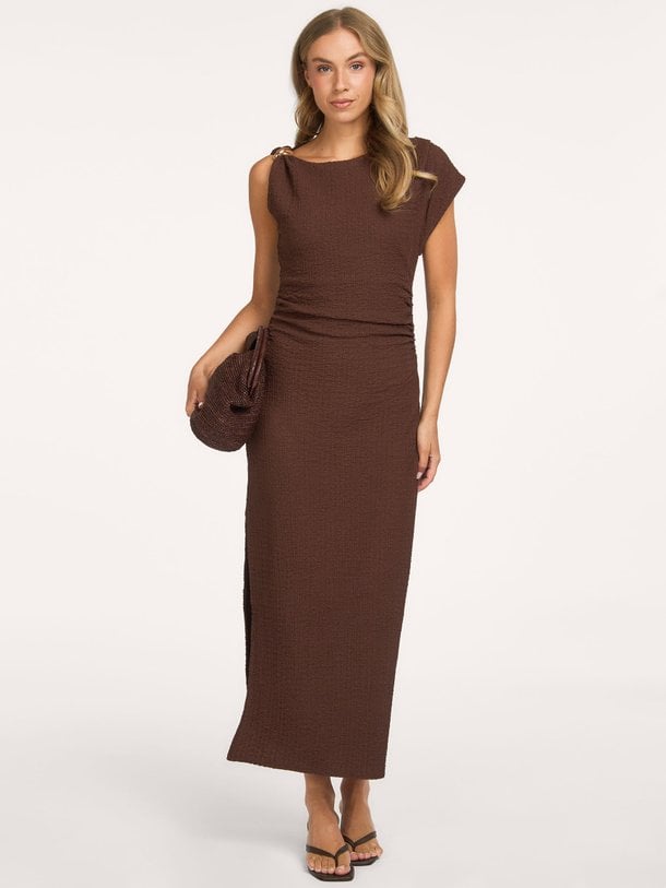 Ontdek de Aneli geweven maxi jurk van Dante 6 in de kleur Donkerbruin bij Orangebag. Op werkdagen voor 21:45 besteld, morgen in huis.