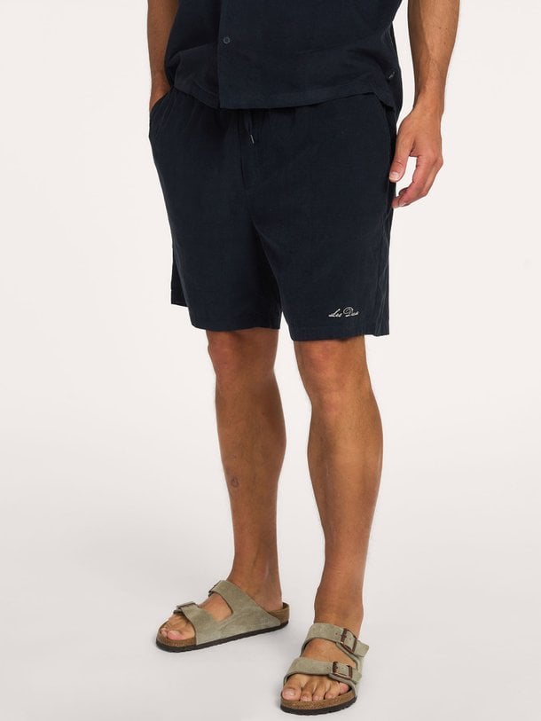 Ontdek de Signature Mini Cord Shorts van Les Deux bij Orangebag. Op werkdagen voor 21:45 besteld, morgen in huis.