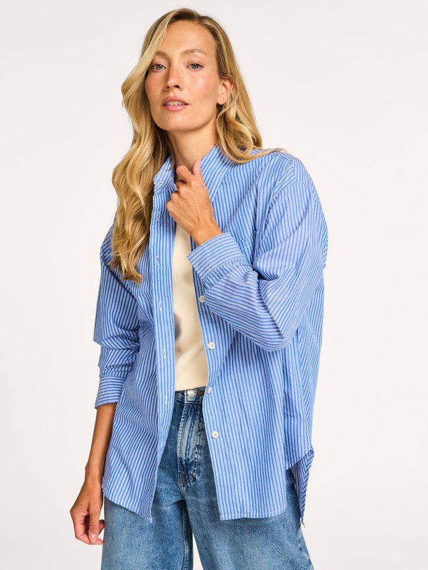 Ontdek de Zatybay katoenen blouse met gestreept dessin van American Vintage in de kleur blauw bij Orangebag. Op werkdagen voor 21:45 besteld, morgen in huis.