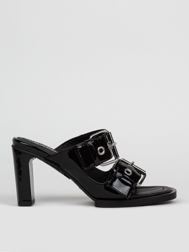 Ontdek de Irina laklederen sandalen van Samsoe Samsoe in de kleur zwart bij Orangebag. Op werkdagen voor 21:45 besteld, morgen in huis.