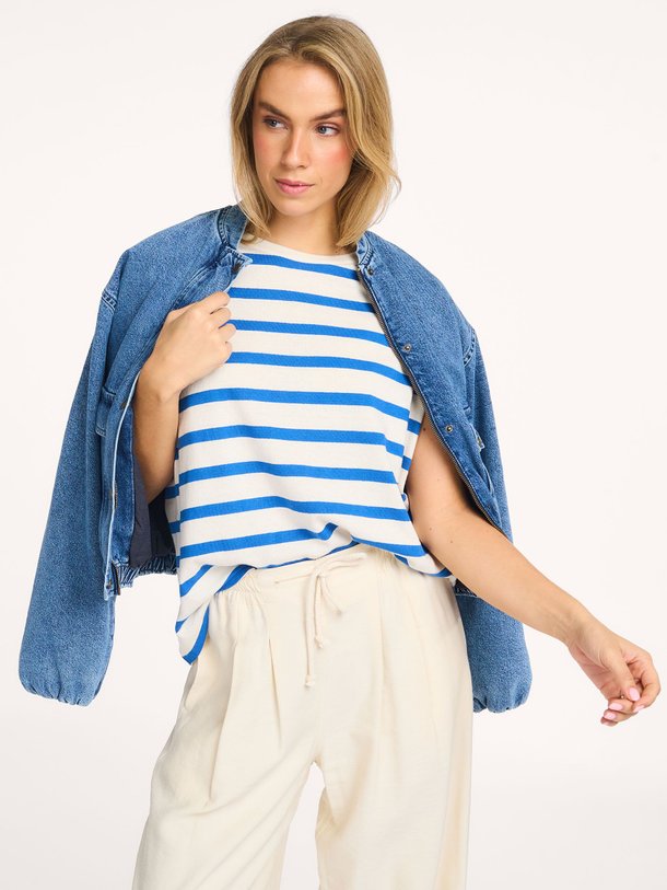 Ontdek de Tobi katoenmix gestreepte top van By-Bar in de kleur Blauw bij Orangebag. Op werkdagen voor 21:45 besteld, morgen in huis.