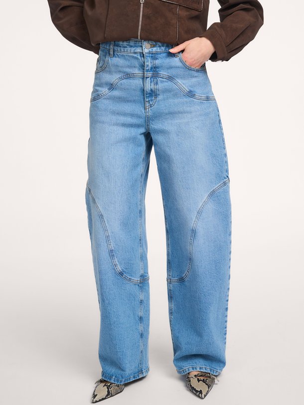 Ontdek de Napolen mid waist loose fit jeans van Baum und Pferdgarten in de kleur Blauw bij Orangebag. Op werkdagen voor 21:45 besteld, morgen in huis.