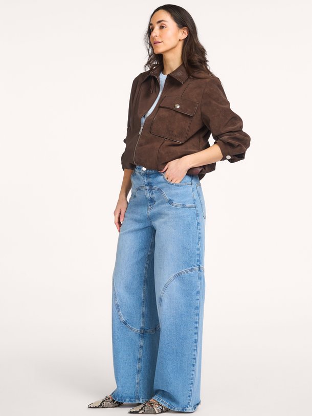 Ontdek de Napolen mid waist loose fit jeans van Baum und Pferdgarten in de kleur Blauw bij Orangebag. Op werkdagen voor 21:45 besteld, morgen in huis.