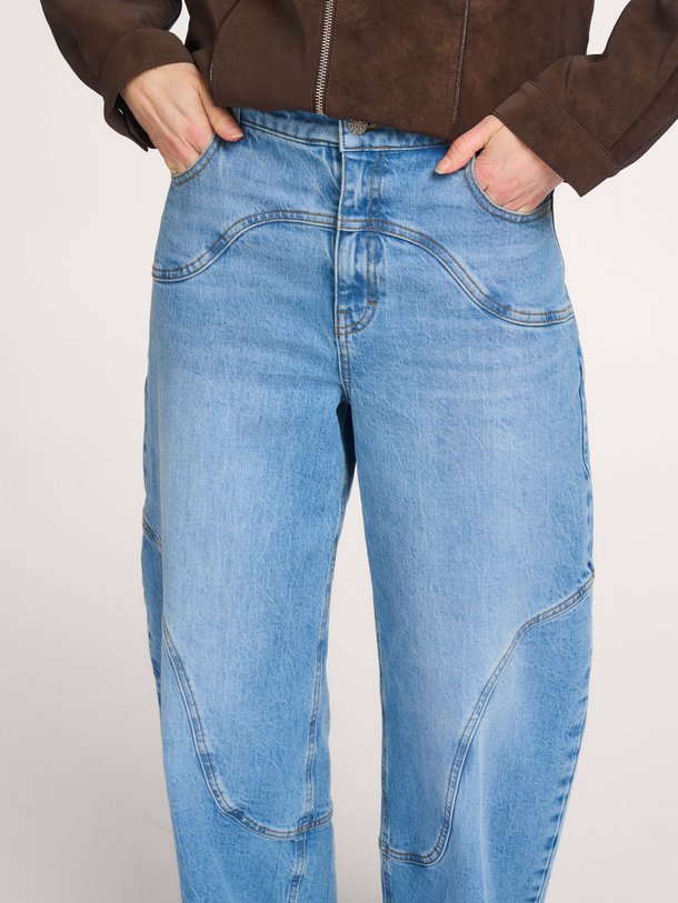 Ontdek de Napolen mid waist loose fit jeans van Baum und Pferdgarten in de kleur Blauw bij Orangebag. Op werkdagen voor 21:45 besteld, morgen in huis.