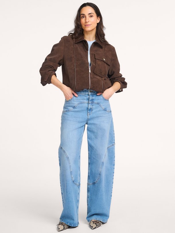 Ontdek de Napolen mid waist loose fit jeans van Baum und Pferdgarten in de kleur Blauw bij Orangebag. Op werkdagen voor 21:45 besteld, morgen in huis.