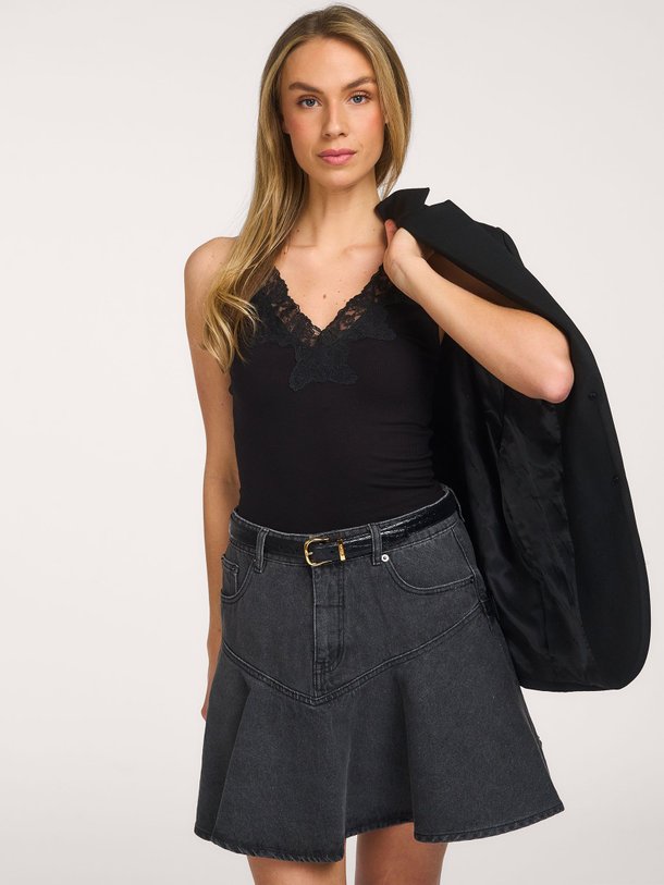 Ontdek de Danilla viscosemix rib top met kant van Sofie Schnoor in de kleur Zwart bij Orangebag. Op werkdagen voor 21:45 besteld, morgen in huis.