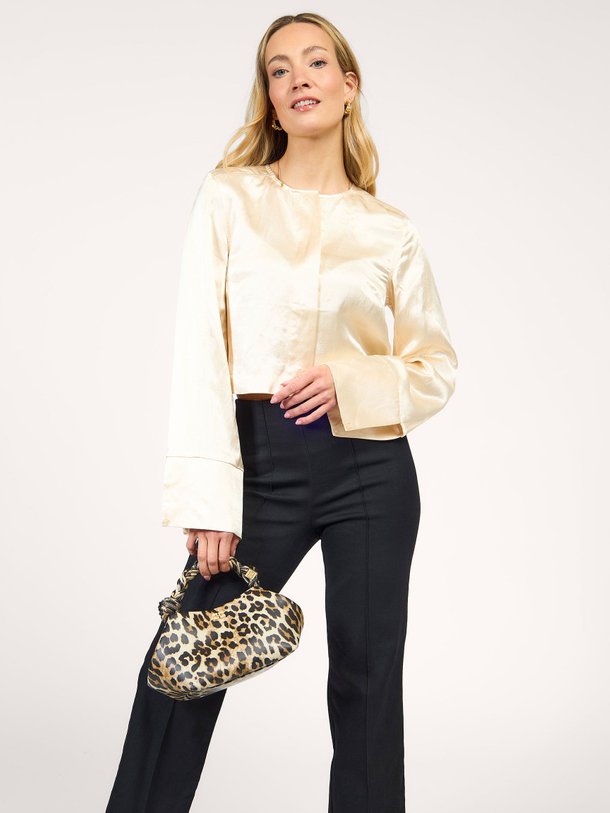 Ontdek de Carin viscosemix glanzende blouse van DAY Birger et Mikkelsen in de kleur goudkleur bij Orangebag. Op werkdagen voor 21:45 besteld, morgen in huis.