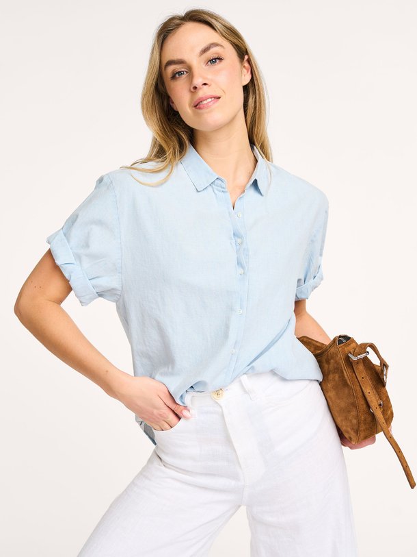 Ontdek de Channing katoenen blouse van Xirena in de kleur lichtblauw bij Orangebag. Op werkdagen voor 21:45 besteld, morgen in huis.