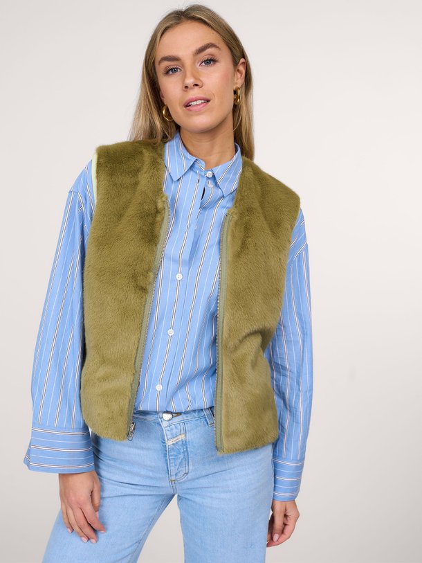 Ontdek de Hess fake fur gilet van Bellerose in de kleur olijfgroen bij Orangebag. Op werkdagen voor 21:45 besteld, morgen in huis.
