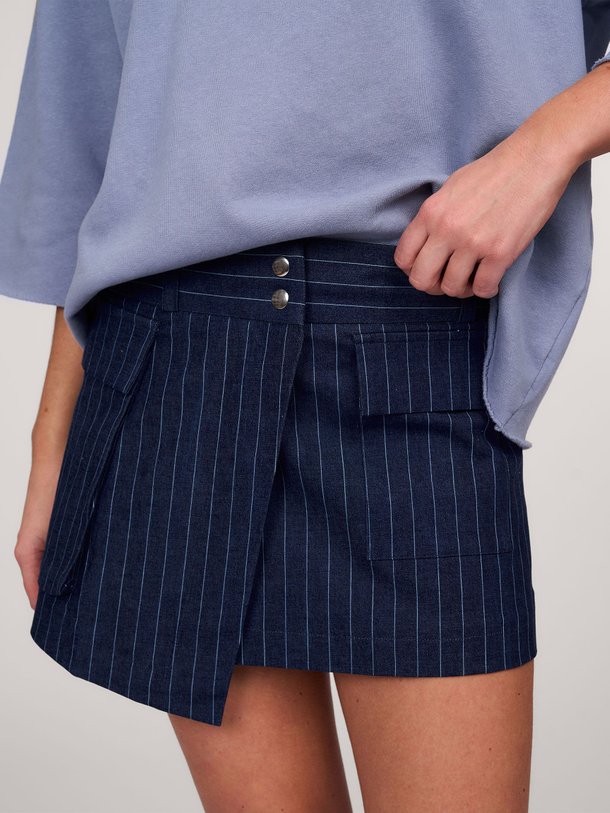 Ontdek de Harper denim mini rok met krijtstreep van Sea Me Happy in de kleur donkerblauw bij Orangebag. Op werkdagen voor 21:45 besteld, morgen in huis.