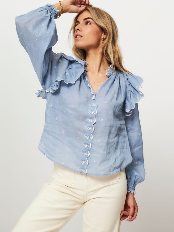 Ontdek de Madeleine katoenmix blouse met borduursel van Magali Pascal in de kleur blauw bij Orangebag. Op werkdagen voor 21:45 besteld, morgen in huis.