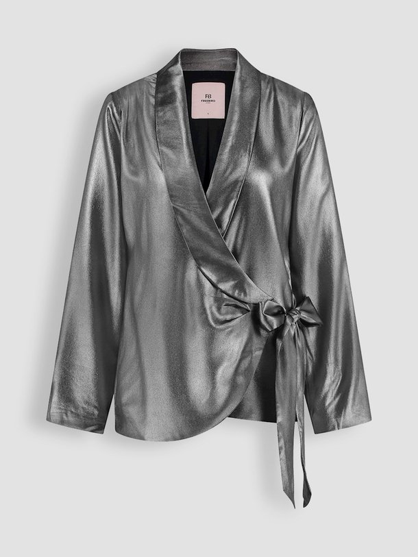 Ontdek de Valente geweven metallic overslag blazer van Freebird in de kleur zilverkleur bij Orangebag. Op werkdagen voor 21:45 besteld, morgen in huis.