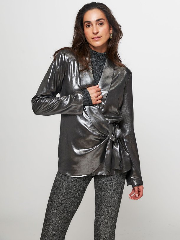 Ontdek de Valente geweven metallic overslag blazer van Freebird in de kleur zilverkleur bij Orangebag. Op werkdagen voor 21:45 besteld, morgen in huis.