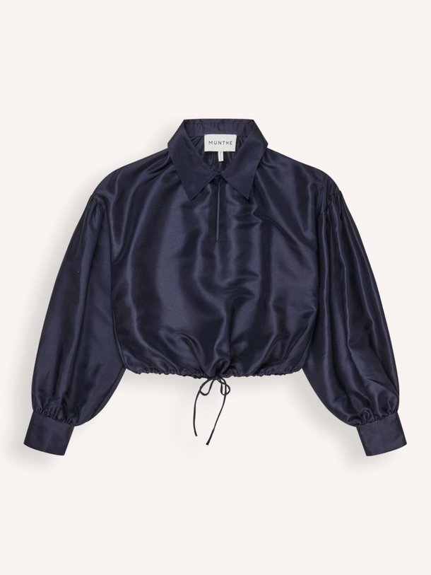 Ontdek de Sunny zijden blouse van Munthe in de kleur donkerblauw bij Orangebag. Op werkdagen voor 21:45 besteld, morgen in huis.