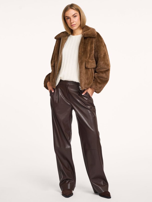 Ontdek de Jules geweven leatherlook broek van Dante 6 in de kleur donkerbruin bij Orangebag. Op werkdagen voor 21:45 besteld, morgen in huis.