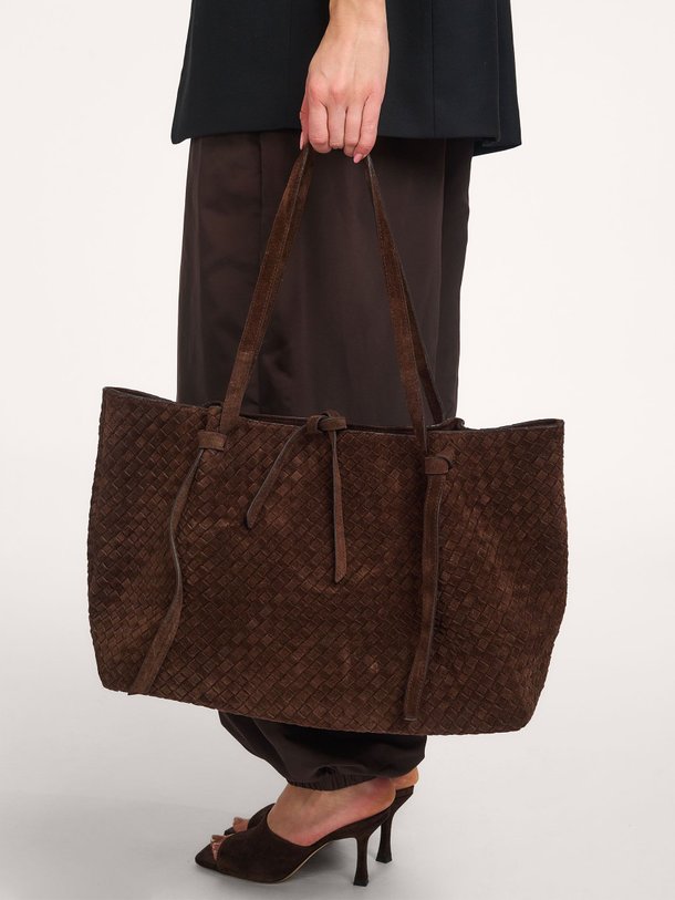 Ontdek de Liandra suède gevlochten schoudertas van Studio AR in de kleur Donkerbruin bij Orangebag. Op werkdagen voor 21:45 besteld, morgen in huis.