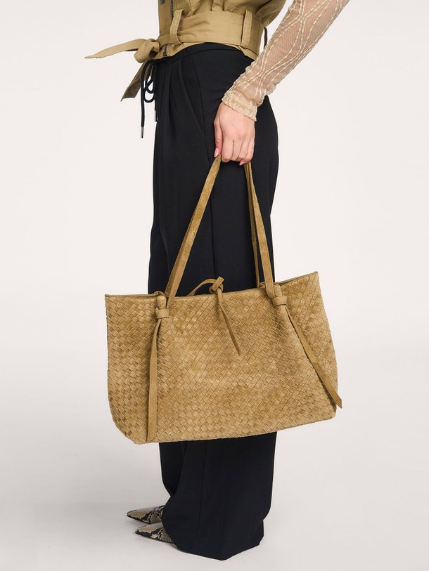Ontdek de Liandra suède gevlochten schoudertas van Studio AR in de kleur Olijfgroen bij Orangebag. Op werkdagen voor 21:45 besteld, morgen in huis.