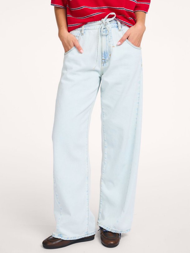 Ontdek de Pearcy high waist loose fit non-stretch jeans van Bellerose in de kleur Lichtblauw bij Orangebag. Op werkdagen voor 21:45 besteld, morgen in huis.