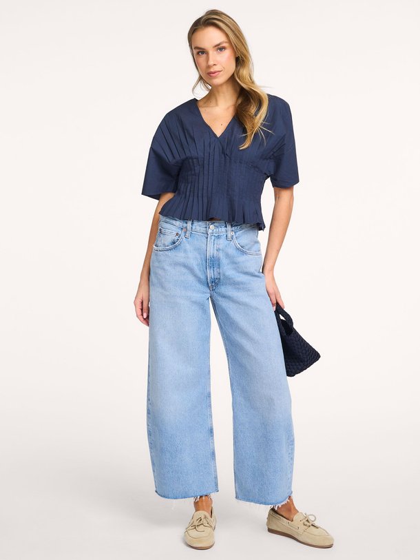 Ontdek de Pien organic cotton geplooide top van Alchemist in de kleur Donkerblauw bij Orangebag. Op werkdagen voor 21:45 besteld, morgen in huis.