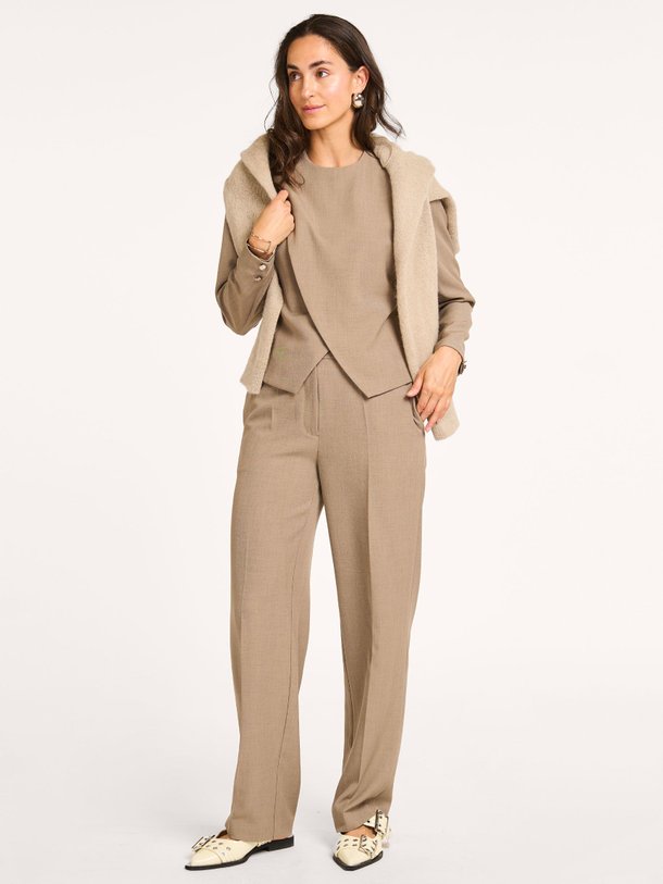 Ontdek de Aries geweven pantalon van Dante 6 in de kleur Taupe bij Orangebag. Op werkdagen voor 21:45 besteld, morgen in huis.