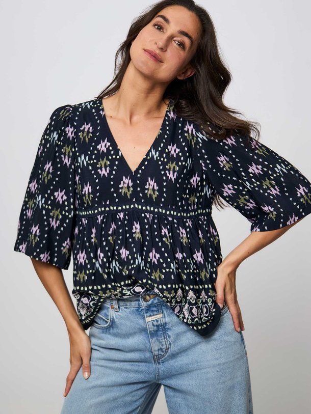 Ontdek de Narry geweven top met dessin van ba-sh in de kleur donkerblauw bij Orangebag. Op werkdagen voor 21:45 besteld, morgen in huis.