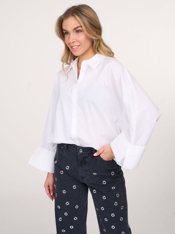 Ontdek de Atari katoenmix blouse van Iben in de kleur wit bij Orangebag. Op werkdagen voor 21:45 besteld, morgen in huis.