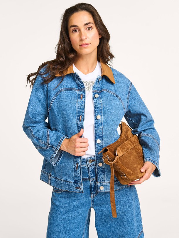 Ontdek de Bayson denim jack van Baum und Pferdgarten in de kleur Blauw bij Orangebag. Op werkdagen voor 21:45 besteld, morgen in huis.