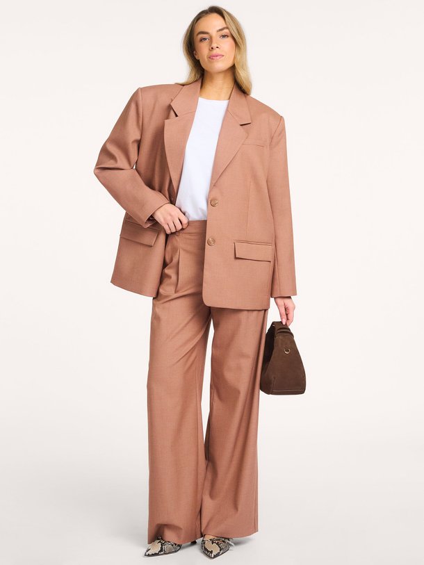 Ontdek de Paula viscosemix broek van Gestuz in de kleur Bruin bij Orangebag. Op werkdagen voor 21:45 besteld, morgen in huis.