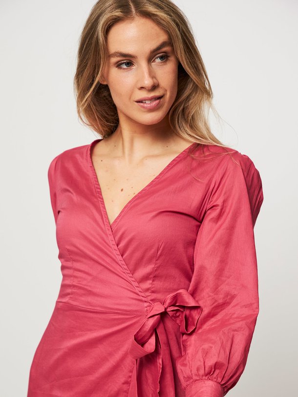 Ontdek de Adrian katoenen overslag jurk van Poppy Field in de kleur fuchsia bij Orangebag. Op werkdagen voor 21:45 besteld, morgen in huis.