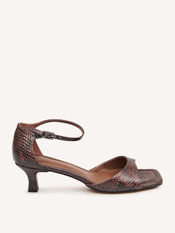 Ontdek de Rubby lederen sandalen van Toral in de kleur Bruin bij Orangebag. Op werkdagen voor 21:45 besteld, morgen in huis.