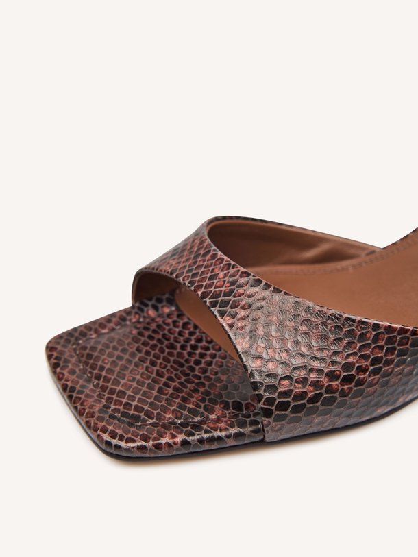 Ontdek de Rubby lederen sandalen van Toral in de kleur Bruin bij Orangebag. Op werkdagen voor 21:45 besteld, morgen in huis.