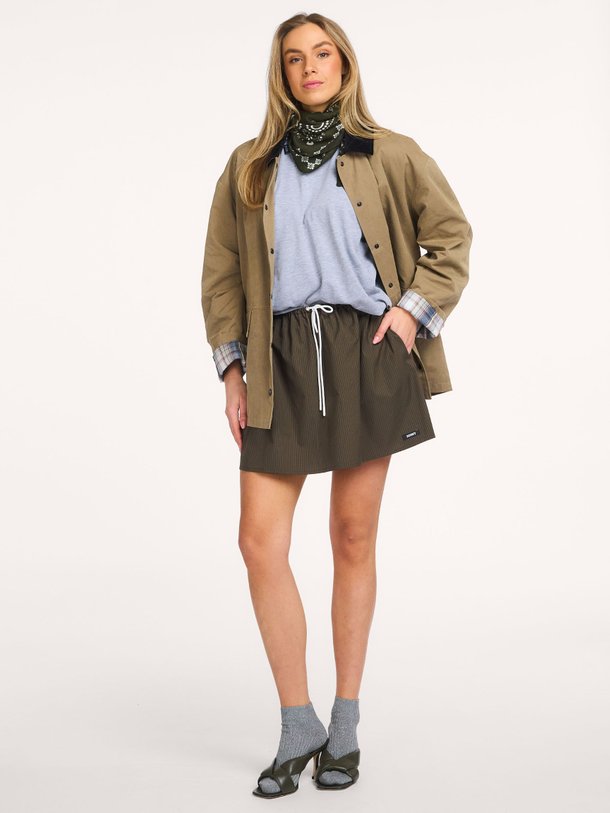 Ontdek de Jess katoenmix gestreepte rok van Johny in de kleur Kaki bij Orangebag. Op werkdagen voor 21:45 besteld, morgen in huis.
