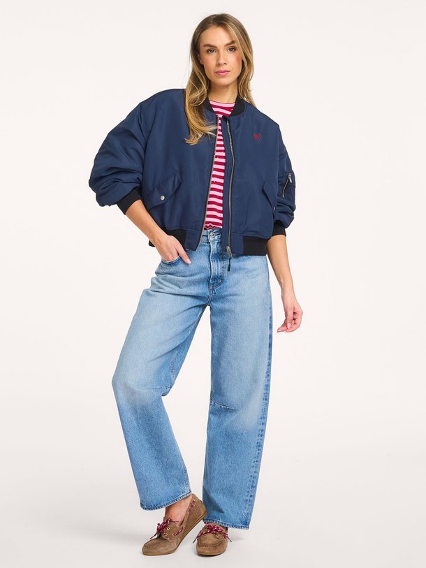 Ontdek de Liw geweven bomerjack van Lollys Laundry in de kleur Donkerblauw bij Orangebag. Op werkdagen voor 21:45 besteld, morgen in huis.