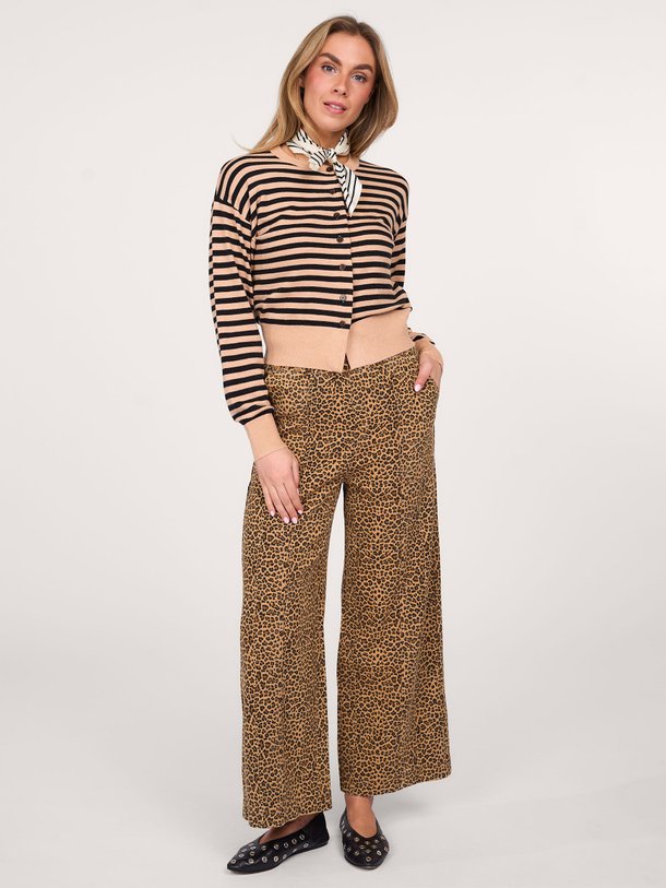 Ontdek de Noumea modalmix gestreept vest van Frnch in de kleur zand bij Orangebag. Op werkdagen voor 21:45 besteld, morgen in huis.