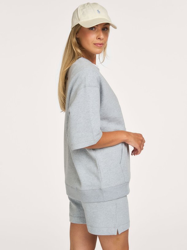 Deblon Lize Sweater Short Sleeve Ontdek de Lize Sweater Short Sleeve van Deblon bij Orangebag. Op werkdagen voor 21:45 besteld, morgen in huis.