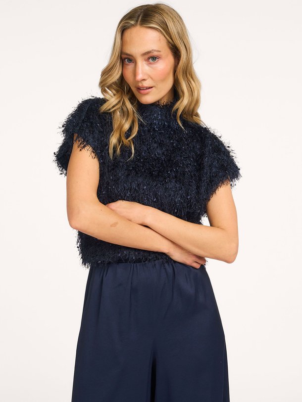 Ontdek de Alaria modalmix top met franjes van Drykorn in de kleur Donkerblauw bij Orangebag. Op werkdagen voor 21:45 besteld, morgen in huis.