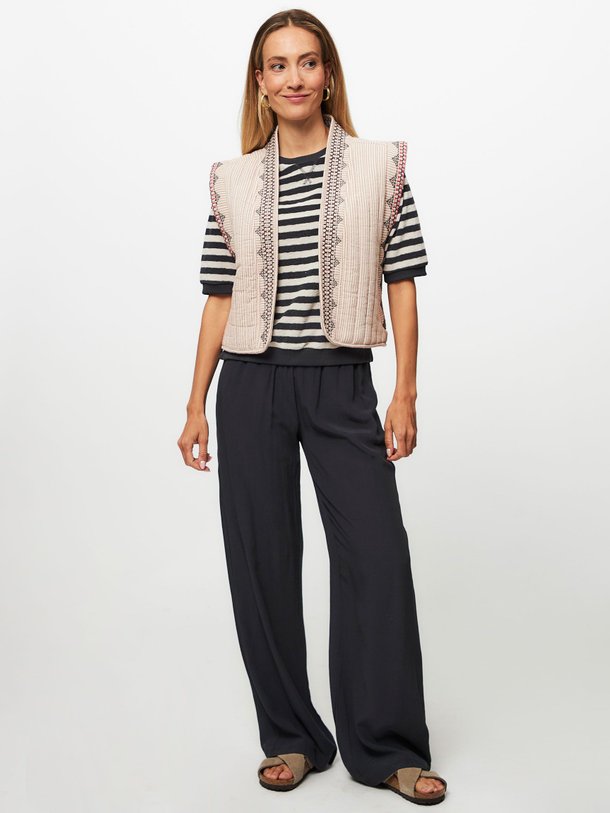 Ontdek de Robyn viscose broek van By-Bar in de kleur donkerblauw bij Orangebag. Op werkdagen voor 21:45 besteld, morgen in huis.