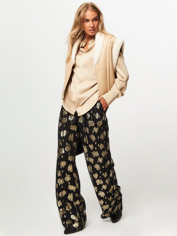 Ontdek de Joggy viscosemix wide leg broek met lurex van Laurence Bras in de kleur zwart bij Orangebag. Op werkdagen voor 21:45 besteld, morgen in huis.