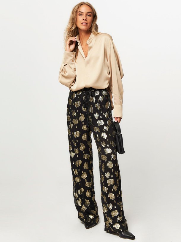 Ontdek de Joggy viscosemix wide leg broek met lurex van Laurence Bras in de kleur zwart bij Orangebag. Op werkdagen voor 21:45 besteld, morgen in huis.