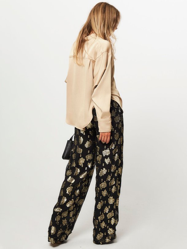 Ontdek de Joggy viscosemix wide leg broek met lurex van Laurence Bras in de kleur zwart bij Orangebag. Op werkdagen voor 21:45 besteld, morgen in huis.