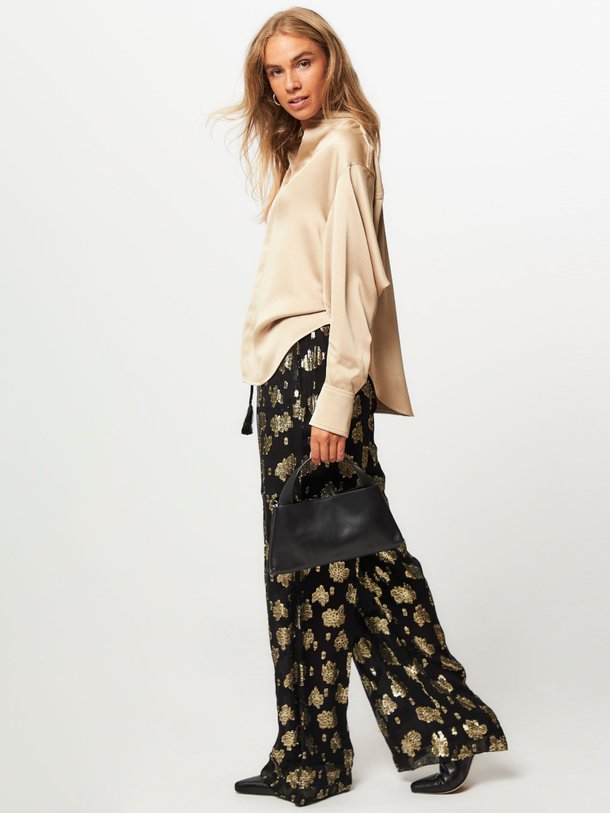 Ontdek de Joggy viscosemix wide leg broek met lurex van Laurence Bras in de kleur zwart bij Orangebag. Op werkdagen voor 21:45 besteld, morgen in huis.
