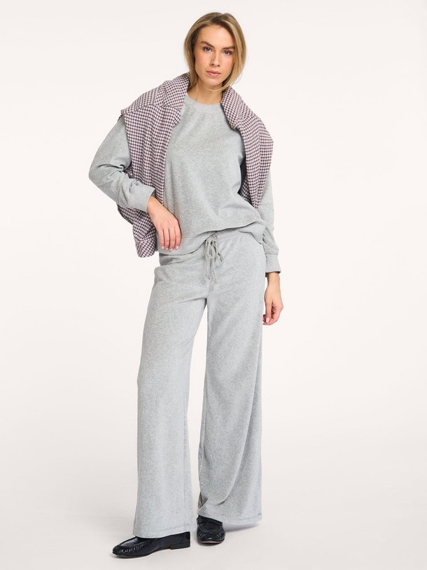 Ontdek de Manon katoenmix velourse broek van Xirena in de kleur Grijs bij Orangebag. Op werkdagen voor 21:45 besteld, morgen in huis.