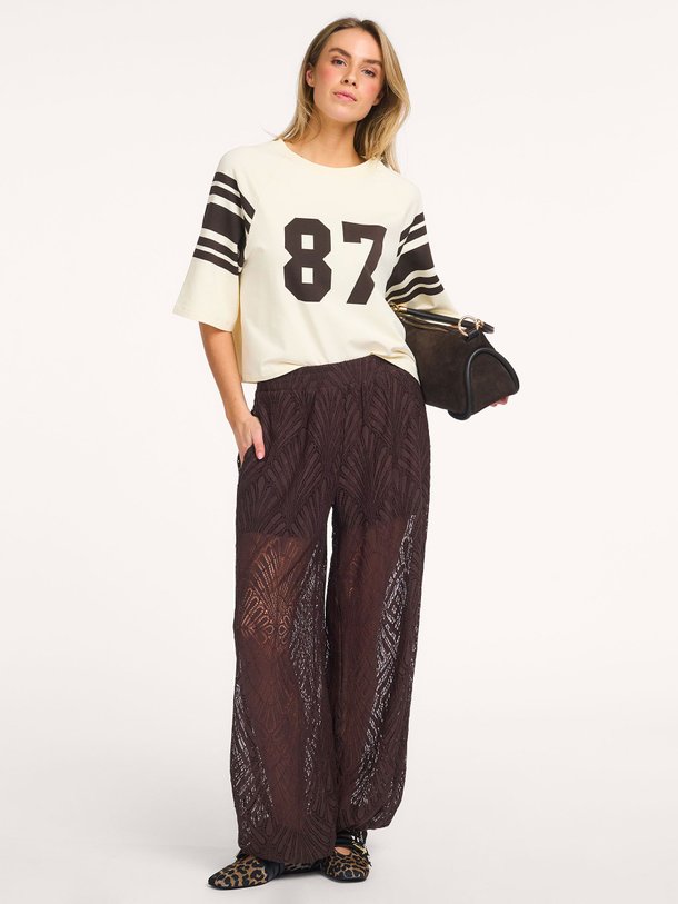 Ontdek de Leti viscosemix kanten broek van Co'Couture in de kleur Donkerbruin bij Orangebag. Op werkdagen voor 21:45 besteld, morgen in huis.