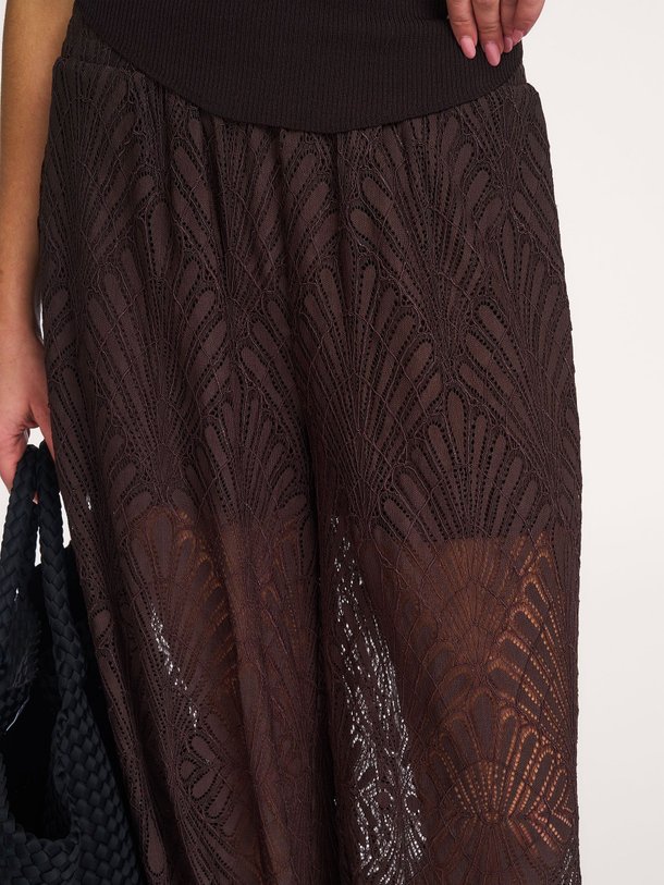 Ontdek de Leti viscosemix kanten broek van Co'Couture in de kleur Donkerbruin bij Orangebag. Op werkdagen voor 21:45 besteld, morgen in huis.