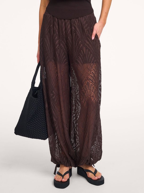 Ontdek de Leti viscosemix kanten broek van Co'Couture in de kleur Donkerbruin bij Orangebag. Op werkdagen voor 21:45 besteld, morgen in huis.