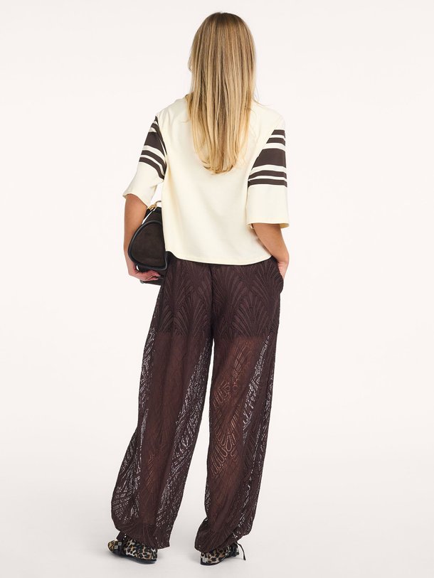 Ontdek de Leti viscosemix kanten broek van Co'Couture in de kleur Donkerbruin bij Orangebag. Op werkdagen voor 21:45 besteld, morgen in huis.