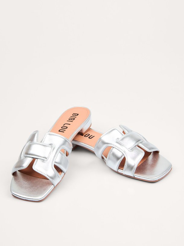 Ontdek de Holly lederen metallic slippers van Bibi Lou in de kleur Zilverkleur bij Orangebag. Op werkdagen voor 21:45 besteld, morgen in huis.